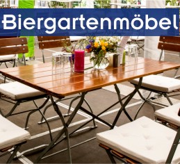 Biergartenmöbel mieten Erding | Premium Klappmöbel 24/7 Eckiger Holztisch mit Biergartenstühlen und weißen Polstern.