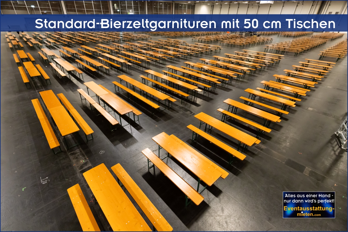 Eine Halle voller aufgestellter Bierzeltgarnituren