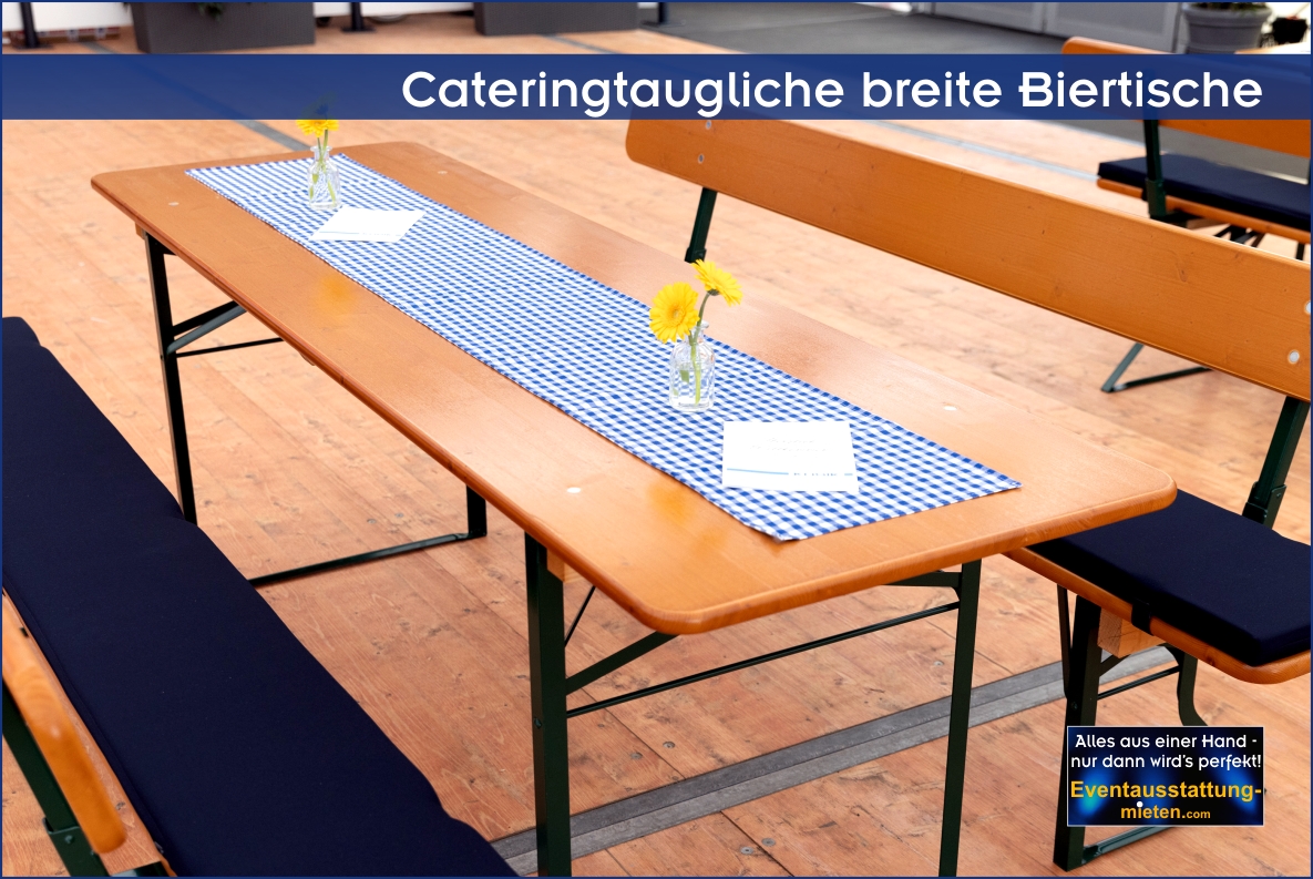 Breiter Biertisch mit weiß-blau kariertem Tischläufer und kleine Vasen mit gelben Gerbera