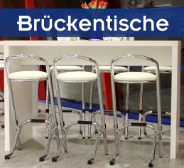 Brückentische mieten Erding | Hochtisch Verleih Moderner weißer Brückentisch kombiniert mit sechs eleganten Barhockern für Events in Erding.