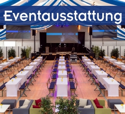 Eventausstattung für Firmenfeste - Möbelverleih Erding Exklusives weiß-blaues Festzelt mit LED-Wand, LED-Monitoren, Bierzeltgarnituren mit Lehnen und weißen Tisch-Hussen und Lounge-Bereich im Vordergrund.