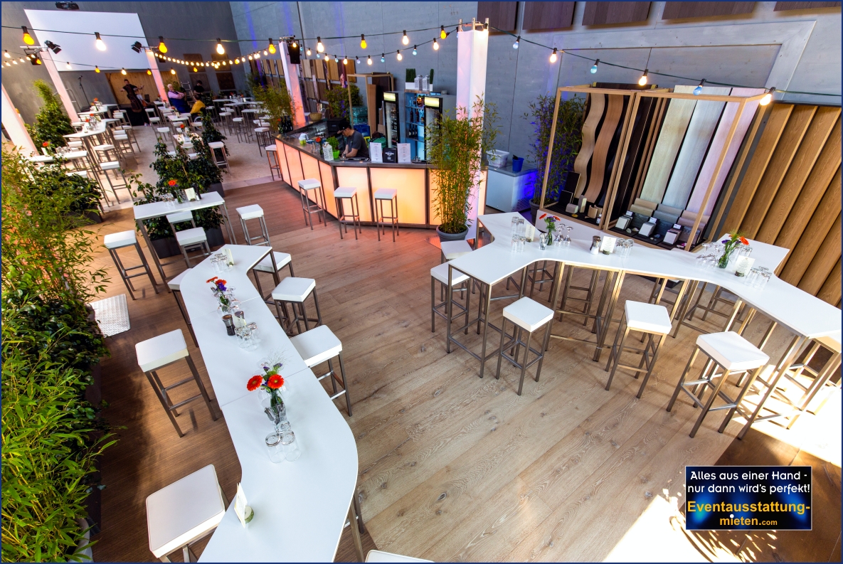 Wir gestalten Firmengebäude zur Eventlocation in Erding Eventausstattung mit modernen weißen Stehtischen, LED-Bar, Pflanzen und Lichterketten für Firmenfest