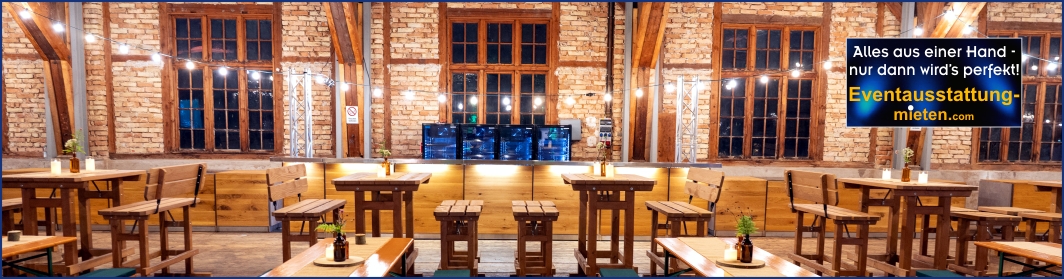 Rustikale Eventmöbel Verleih - Eventlocation Erding Hochtischgarnituren und rustikale Möbel für Buffet und Bar mit Lichterketten-Beleuchung in einer Eventlocation