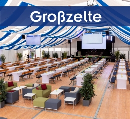 Grosszelte exklusive Festzelte mieten Zeltverleih Erding Großes Festzelt mit weiß-blauer Dekoration, aufgehängten Monitoren, festlicher Bestuhlung mit Hussen und Polster, vorne Loungemöbel mit Pflanzen.