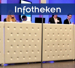Messe-Infotheken & Counter mieten in Erding Moderne weiße Messe-Infotheken mit freundlichem Service-Personal bei einem Firmenevent in Erding. Die Empfangstheke ist schlicht gestaltet und ideal für Messen und Empfänge geeignet.