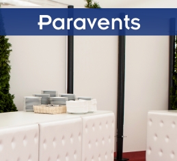 Paravents mieten Erding | Stellwände & Trennwände Verleih Weiße Paravent-Stellwände als Raumteiler hinter Buffetmöbeln.