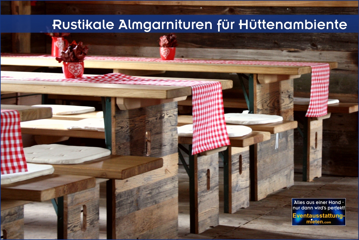Rustikale Almgarnituren aus Altholz mit Eichentischplatte und Eichensitzplatten, dazu rot-weiß karierte Tischläufer und Sitzpolster.