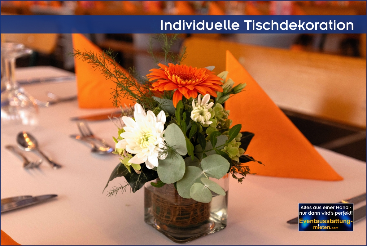 Kleines Tischgesteck im Glas mit farbigen Gerbera.